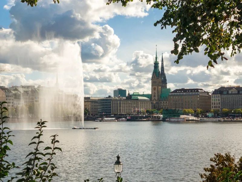 Jungfernstieg mit Alsterfontäne in Hamburg