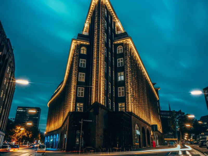 Chilehaus Hamburg in der Nacht beleuchtet