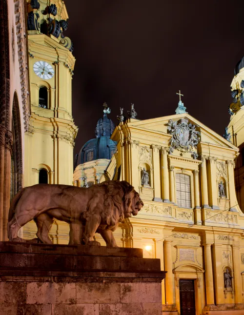 Theatiner Kirche am Odeonsplatz in München